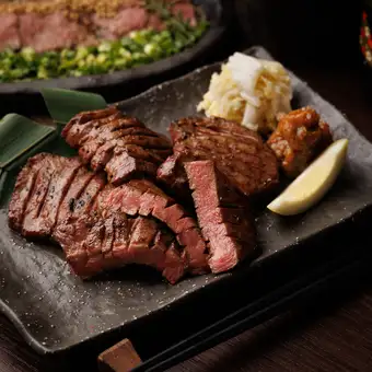 【土・日・祝限定】炭火焼きと牛タン［くろやコース］全9品 2ｈ飲放題付 5000円