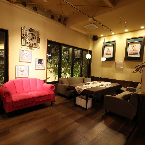 当店では、ワンちゃんを大切なご家族（お子様）としてお迎えいたします。お水やお絞り、カトラリーの提供はもちろん、店内のソファー席で横に座って一緒にお食事を楽しめるのが自慢です。ご来店いただくお客様の8割がワンちゃん連れですので、気兼ねなくゆったりとした時間をお過ごしください。