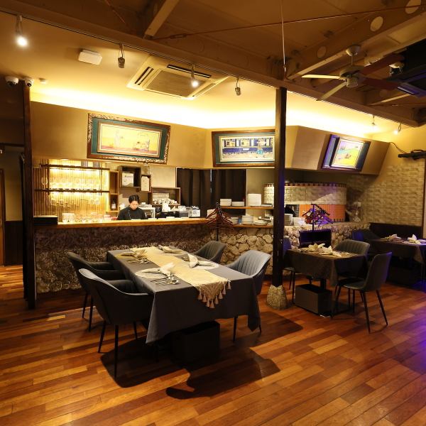 「愛犬と一緒に、家のようにくつろいでほしい」そんな想いから、店内は全席がソファ仕様。ワンちゃん専用のフレンチコースもご用意しており、初めてのカフェデビューにも最適です。食事をしながらワンちゃん同士の交流を楽しんだり、愛犬のキラキラした表情が見られる特別な空間です。