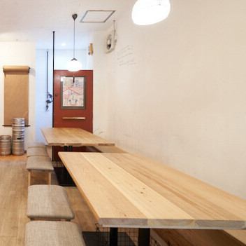 [For large banquets and drinking parties for up to 12 people♪Creative Japanese cuisine using dashi]The bright and open space is based on wood, and there are side-by-side table seats, so you can enjoy meals with a large number of people.We are offering an 8-course 5,000 yen course with all-you-can-drink at an excellent value for money♪ We aim to be a bar where people can connect, ``A bar in Toyota Nishimachi where all kinds of people can gather, connect, and have fun.''