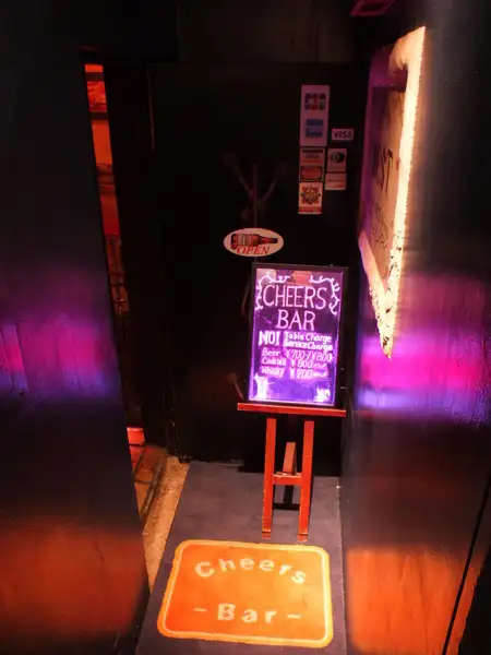お店は地下でちょっと入りにくい入口ですが、入ってしまえば大丈夫★ ご来店いただいた方々には、「トイレの入り口がすごくちっちゃいバー」としても覚えていただいています(笑)