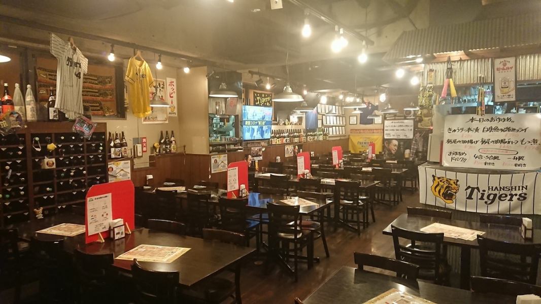 A large TV is installed in the store.Have a great time watching sports with a drink in hand! You can enjoy it alone or with your friends. You might even make friends with the customers sitting nearby! If the seats are full, please visit the nearby affiliated restaurant Balls, Gyoza, and Fried Chicken Izakaya Golden Gyoza Akasaka Tameike Sanno Branch♪