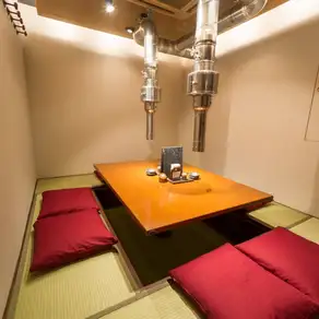 8名席。お座敷の個室で、畳の部屋に掘りごたつが用意された広々とした空間。ご家族や少人数の飲み会に最適。 和の雰囲気とくつろぎが満ちる、ひと味違う座席となっております。1部屋のみ為、要予約♪