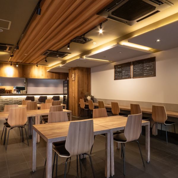 カジュアルな飲み会で、人数問わず使えるフロア。横一列で一体感を演出できる片側ソファー席や、お顔を見合わせながら過ごせるテーブル席などがございます。少し人数が多い飲み会も、いつもの仲間と語り合う会も可能な空間です！