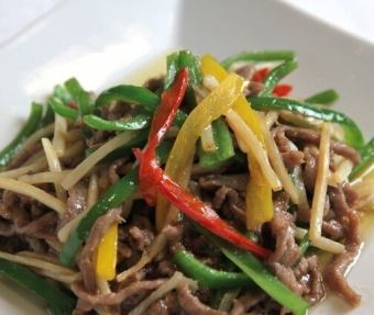 国産牛肉とピーマンの細切り炒め　（小麦・卵）