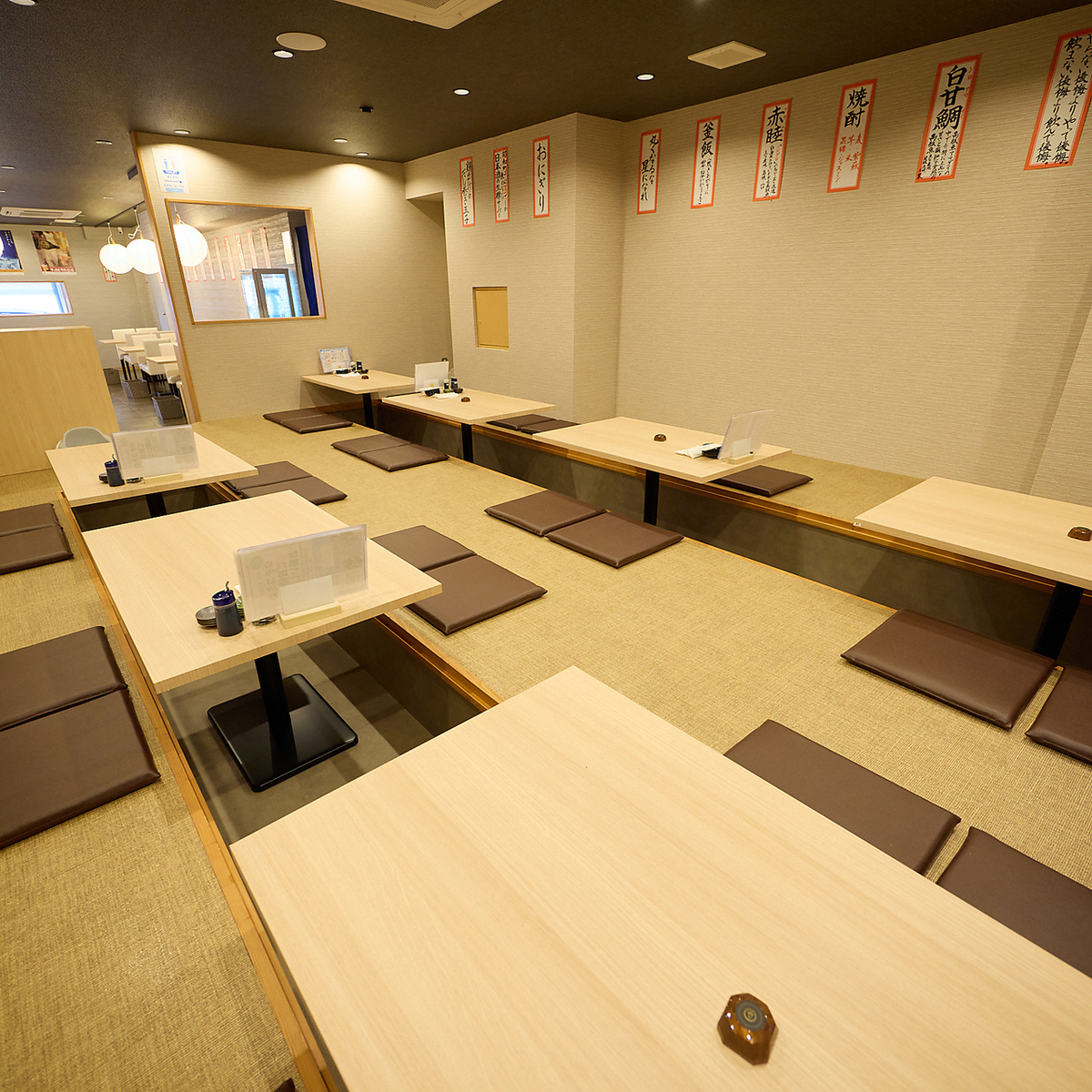 少人数から最大30名までフロア貸切OK！快適な椅子でゆったり宴会