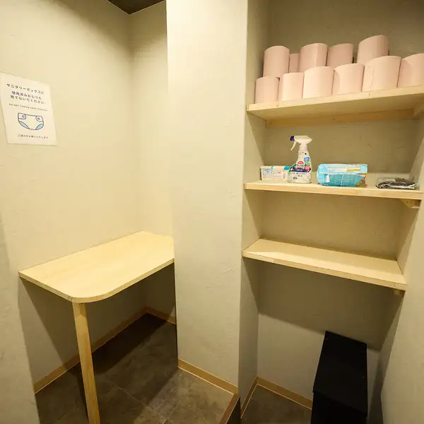 昭和町エリアで親しみやすい雰囲気を大切にした店内は、温もりが漂う落ち着いた空間。女性用トイレ横におむつ交換台を設置し、ファミリーも安心。お子様連れやお勤めの方が快適に過ごせるよう配慮しています。落ち着いた雰囲気で居心地の良さにこだわった空間設計です。