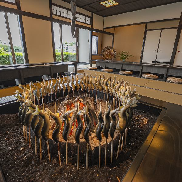 落ち着いた雰囲気の中で過ごすひとときは、まるで別世界にいるかのようです！大きな囲炉裏が暖かさをもたらし、心地よい空間を演出します。掘りごたつ席では、足を伸ばしてリラックスした姿勢でお食事を堪能できるのも魅力です◎特別な日であったり、ご友人や大切な人との素敵な時間をお過ごしください♪