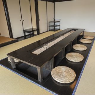 The warm hearth creates a comfortable space, allowing you to spend a peaceful time as if you were in another world.Stretch your legs and relax in the sunken kotatsu seats, and enjoy a wonderful time with your loved ones or a meal on a special occasion to your heart's content.