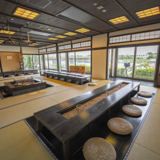 Please spend some relaxing time around the impressive large hearth.In a space where the flickering flames soothe the soul, we offer carefully selected sweetfish, naturally sourced from Lake Biwa.Enjoy your meal to your heart's content and have a special time.