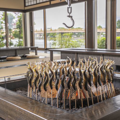 You can enjoy your meal while looking out over the Seta River and Karahashi Bridge.
