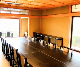大きな窓から広がる瀬田川と唐橋の雄大な景色が、日々の喧騒を忘れさせ、心豊かな時間へと誘います。テーブル席でゆったりとくつろぎながら、職人が丹精込めて作り上げるお料理をご堪能ください。特別な日や、大切な人との語らいの場に最適です♪