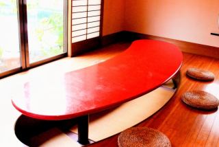 瀬田川の景観を望む、趣ある八名様までの個室でございます。障子越しに差し込むやわらかな光と、静かに広がる水辺の景色が、和の情緒を一層引き立てます。ご家族でのお祝い事や親しい方々とのご会食、ご接待など、大切なひとときにふさわしいお部屋でございます。