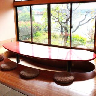 【小個室：楽】瀬田川をパノラマに望める上品な個室でございます。ご家族でのお祝い事や親しい方々とのご会食、ご接待など、大切なひとときにふさわしいお部屋でございます。（個室のご予約は、予約時に「お席をリクエストする」を選択頂き、ご要望事項欄に「個室希望」とご記入をお願い致します。）