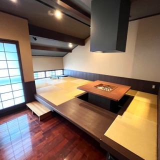 【囲炉裏個室：淡海】囲炉裏のある情緒あふれる個室です。ご友人同士や接待はもちろん、小さなお子様が寝転がったりするスペースもあるのでお子様連れの方も気兼ねなくお過ごしいただけます。（個室のご予約は、予約時に「お席をリクエストする」を選択頂き、ご要望事項欄に「個室希望」とご記入をお願い致します。）