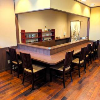 【カウンター個室】上質な木の質感が美しい、７席限定の個室カウンター。プライベートな時間を大切にゆっくり会話やお料理をお楽しみいただけます。（個室のご予約は、予約時に「お席をリクエストする」を選択頂き、ご要望事項欄に「個室希望」とご記入をお願い致します。）