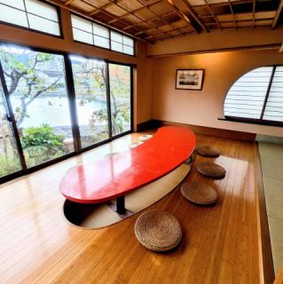 【小個室：楽】瀬田川をパノラマに望める上品な個室でございます。ご家族でのお祝い事や親しい方々とのご会食、ご接待など、大切なひとときにふさわしいお部屋でございます。（個室のご予約は、予約時に「お席をリクエストする」を選択頂き、ご要望事項欄に「個室希望」とご記入をお願い致します。）