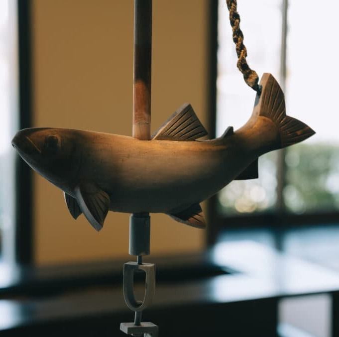 가게 안에 있는 큰 난로 뒤는 비일상을 느끼게 합니다.특별한 시간을♪