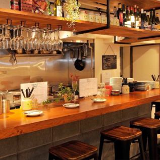 【Cozy Counter】 Popular counter seats are perfect for one person.I can drop in on the way home from work and spend the time while listening to BGM.I am also looking forward to a conversation with the owner chef standing in the kitchen in front of me.Of course, please use it on date etc.