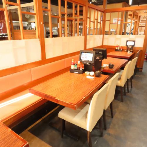 <p>様々なテーブル席を多数ご用意♪人数に応じて最適なお席へとご案内いたします★ゆったり過ごせる席は親しい友人との語らいにおすすめです♪</p>