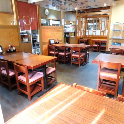 <p>活気ある店内で乾杯!!レイアウト自在のテーブル席は各種大型宴会にとっても便利◎打上げや各種宴会に皆様で楽しめるスペースもございます</p>