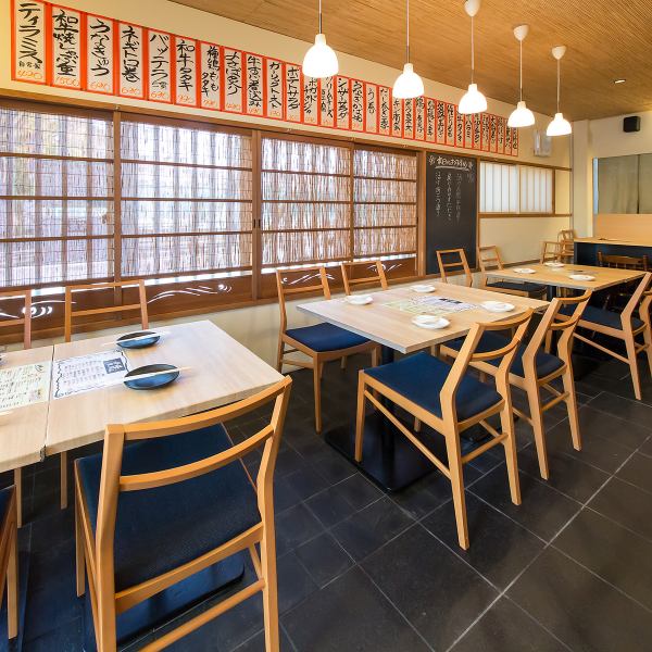 The calm table seats where you can feel the warmth of wood are table seats that can accommodate up to 4 people.We also accept groups and banquets, so please feel free to contact us ♪