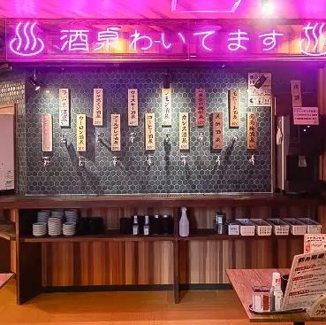<p>【レトロポップな映え空間】レトロな雰囲気と現代のポップさが融合した店内は、足を踏み入れるだけでワクワクするアミューズメント感!どこを切り取っても写真映えする内装は、すすきのエリアでの飲み会や女子会、デート、二次会、大人数での宴会まで様々なシーンを華やかに演出いたします。</p>