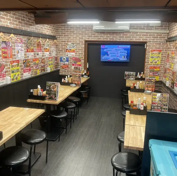 【貸切は最大32名様まで】30名様から店舗貸切のご相談も承ります！一体感のある空間は、忘新年会や歓送迎会、会社の大規模な打ち上げなどに大活躍。周囲を気にすることなく、皆様でワイワイと大いに盛り上がれます。人数やご予算など、お気軽に店舗までご相談ください。