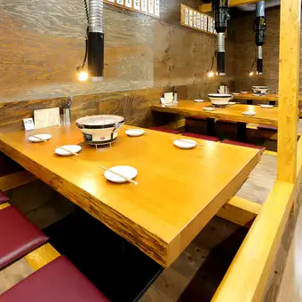 Sunken seating area for 4-6 people [Osaka/Osaka Station/Umeda/Umeda Station/Higashi-dori/Ohatsu Tenjin/Yakiniku/Umeda Yakiniku Tongue/Samgyeopsal/Beef Tongue/Skirt Steak/Meat/Yakiniku/Meat Sushi/Sushi/All-you-can-drink/Date/Girls' Night Out/Birthday/Anniversary/Gyukaku/Wagyu/Rikimaru/Universal Studios Japan/Lunch/Farewell Party]