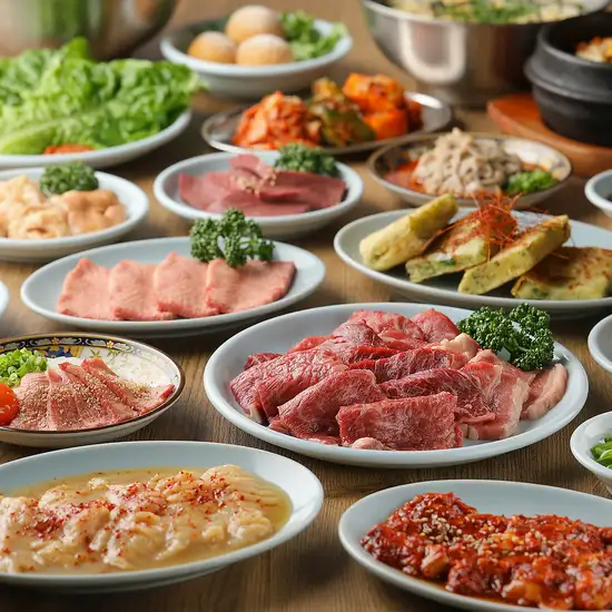 梅田に本格炭火焼肉がオープン!! 名物赤白ホルモンは絶品!