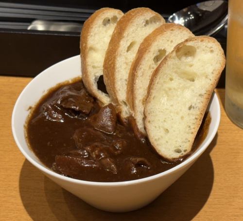 洋風ホルモン煮込み　バゲット添え