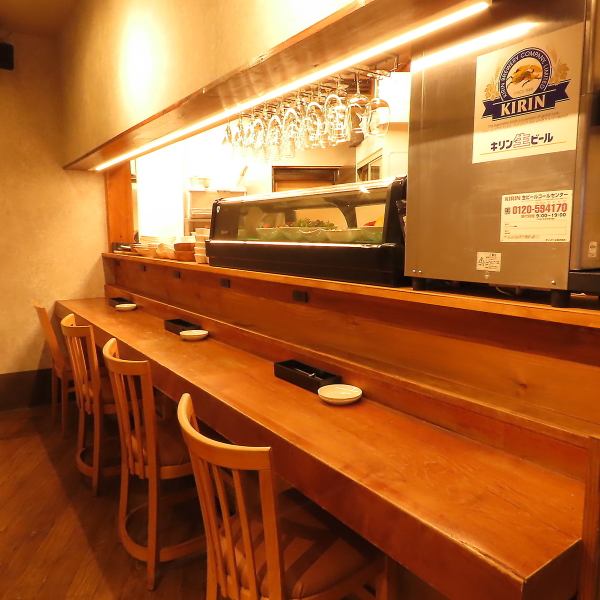 【お一人様も大歓迎！】当店はカウンター席を完備しており、おひとり様大歓迎です♪温かく落ち着いた空間で、遅い時間でもお楽しみいただけます。サク飲みやちょい飲みにもぴったりな場所で、気軽に立ち寄ってこだわりのお酒や料理をお楽しみください！心地よい雰囲気で、皆様ご来店をお待ちしております◎