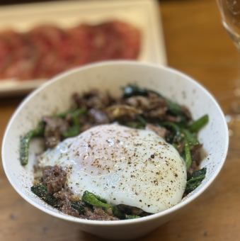 牛すじとほうれん草のにんにく黒胡椒炒め