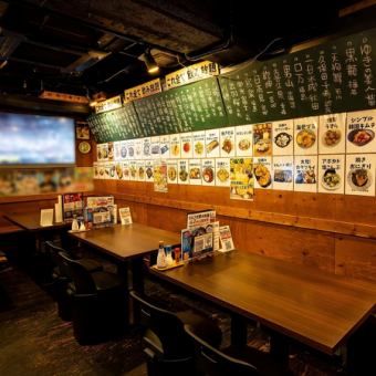 【テーブル】4名掛けのテーブルが複数ございます