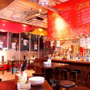 4名様のテーブル席。店内でお食事をお楽しみ下さい★