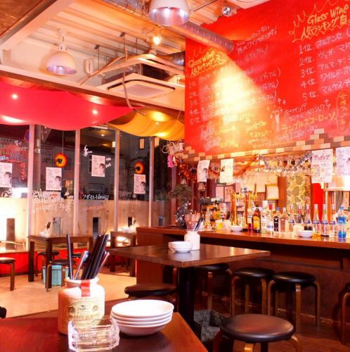 4名様のテーブル席。店内でお食事をお楽しみ下さい★