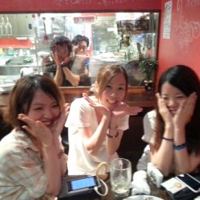 壁際2~3名様席です♪席が埋まるとワイワイ賑やかです!!隣の席のお客さんとも乾杯を♪