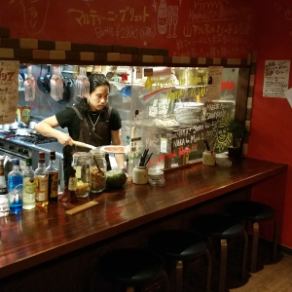 カウンターの奥は特等席♪生地をのばして焼き上がりまで見れちゃいます!!特に女性はチーズ多めで!!なんてわがまま言ってみて♪