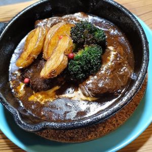 牛すじデミ煮込み