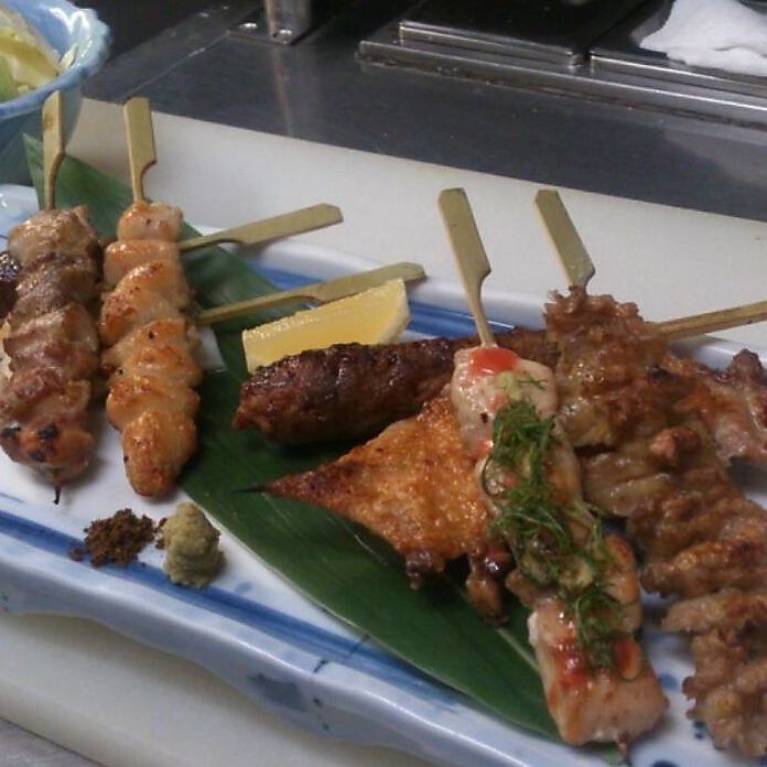 外はカリッと中は熱々ジューシーな串焼きは単品・盛合せあります