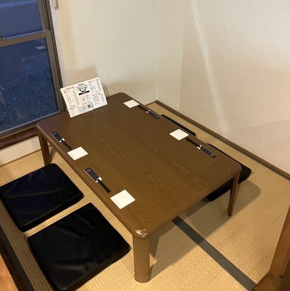 当店はカウンター席、テーブルだけでなく、お座敷席もご用意しております。足をのばしてゆったりお寛ぎいただけるお座敷席は、普段使いはもちろん、お仕事終わりのちょっとした飲み会やお食事会にもぴったりです。また、貸切も可能◎会社宴会、2次会など大人数で飲み会はぜひ当店をご利用ください