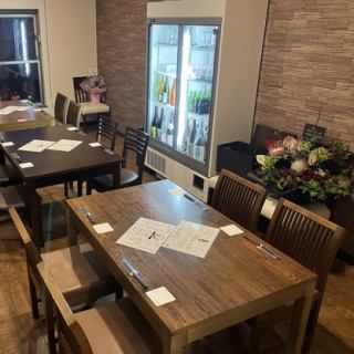 様々なシーンのご宴会にも使いやすい、4名様掛けのテーブル席を完備しております。仕事帰りのサク飲みやご家族でのお食事にもぜひ♪