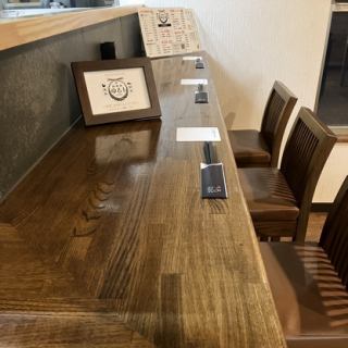 おひとり様はもちろん、 気心知れた友人との食事やカップル・ご夫婦でのデート利用にもおすすめのカウンター席。肩肘張ることなくゆったりとお寛ぎいただけます♪