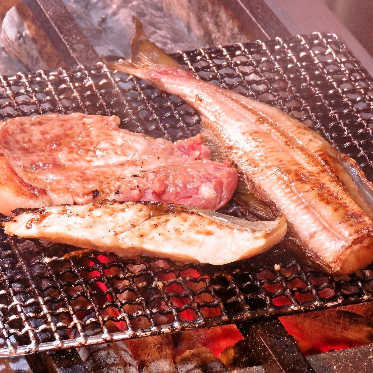 外はこんがり中はジューシー！新鮮な魚介を炭火で焼き上げます◎