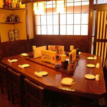 Table seats that you can enjoy as if you were at the counter are filled with friends and colleagues♪
