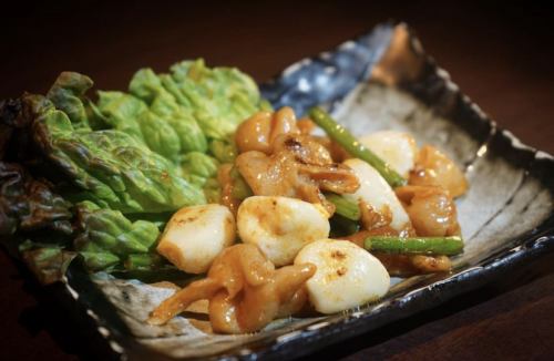 にんにくとマルコロホルモンの辛味噌炒め