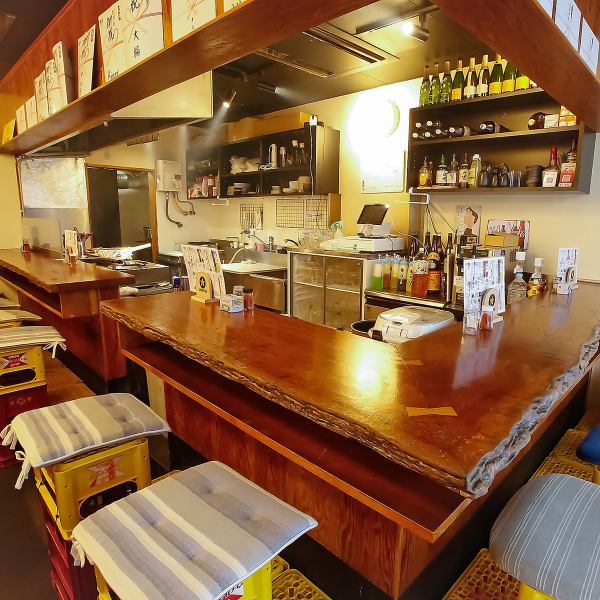 ぱくしーは、店内が活気にあふれ、笑い声や乾杯の音がよく響きます♪。カウンター越しにお酒を楽しむ人、テーブルでは盛り上がる会話が絶えません◎店全体が温かい雰囲気でスタッフも元気よく動き回り、美味しい料理とお酒で、誰もが自然に笑顔になる、そんな居酒屋の楽しさが満載のお店です♪