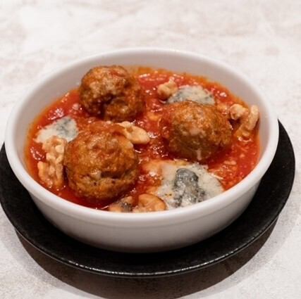 28 Lamb meatballs with gorgonzola and tomato sauce