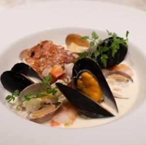 44 Seafood cream soup stew