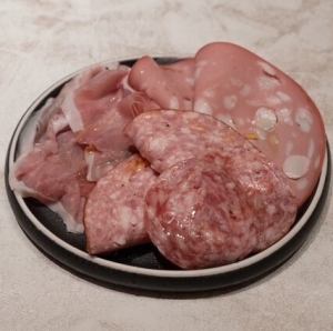 6 生ハムとサラミ盛り合わせ